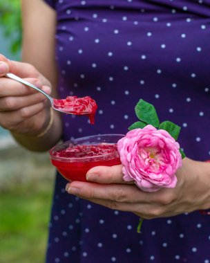 Bahçede gül yaprağı reçeli. Seçici odaklanma. Doğa.