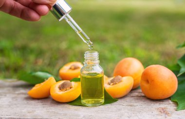 Kayısı yağı şişede. Seçici odaklanma. Yiyecek..