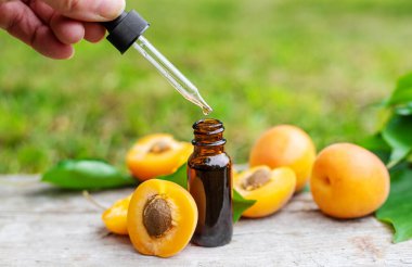 Kayısı yağı şişede. Seçici odaklanma. Yiyecek..