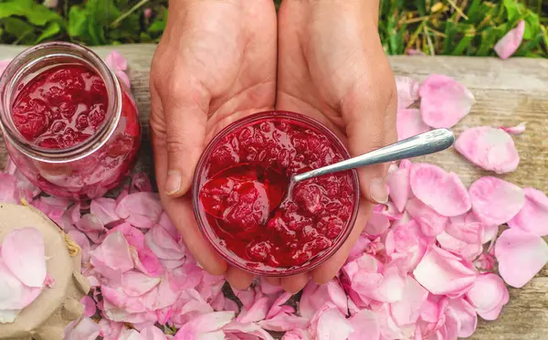 Bahçede gül yaprağı reçeli. Seçici odaklanma. Doğa.