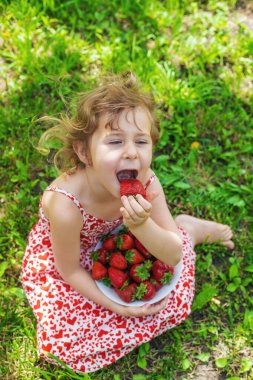 Bahçesinde çilek olan çocuk. Seçici odaklanma. Çocuk.