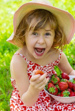 Bahçesinde çilek olan çocuk. Seçici odaklanma. Çocuk.