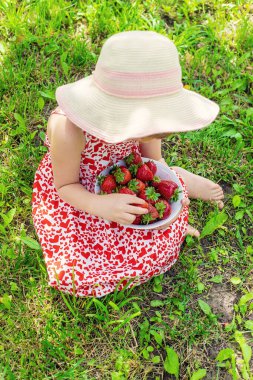 Bahçesinde çilek olan çocuk. Seçici odaklanma. Çocuk.