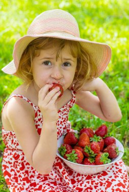 Bahçesinde çilek olan çocuk. Seçici odaklanma. Çocuk.