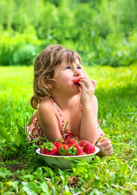 Bahçesinde çilek olan çocuk. Seçici odaklanma. Çocuk.