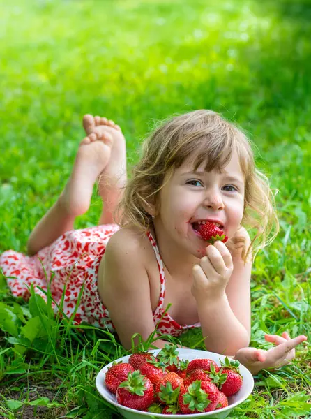 Bahçesinde çilek olan çocuk. Seçici odaklanma. Çocuk.