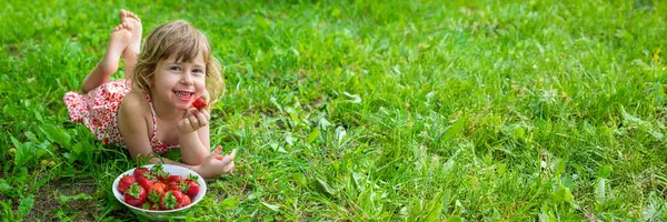 Bahçesinde çilek olan çocuk. Seçici odaklanma. Çocuk.