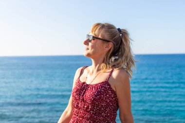 Denize bakan bir kadın. Seçici odaklanma. yaz.