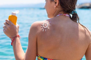 Çocuğun sırtında güneş kremi var. Seçici odaklanma. çocuk.