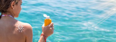 Çocuğun sırtında güneş kremi var. Seçici odaklanma. çocuk.