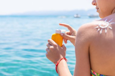 Çocuğun sırtında güneş kremi var. Seçici odaklanma. çocuk.