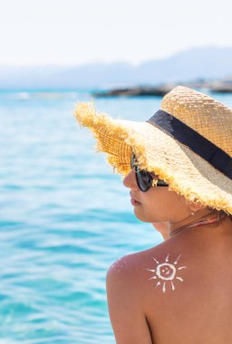 Çocuğun sırtında güneş kremi var. Seçici odaklanma. çocuk.