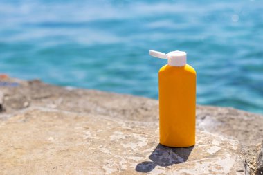 Denize karşı güneş kremi. Seçici odaklanma. yaz.