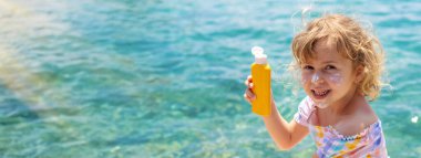 Çocuğun yüzünde güneş kremi var. Seçici odaklanma. çocuk.