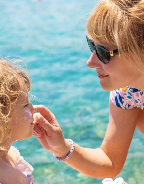 Çocuğun yüzünde güneş kremi var. Seçici odaklanma. çocuk.