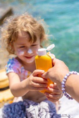 Çocuğun yüzünde güneş kremi var. Seçici odaklanma. çocuk.