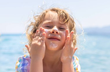 Çocuğun yüzünde güneş kremi var. Seçici odaklanma. çocuk.