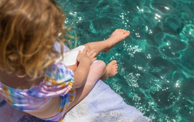 Çocuğun bacaklarında güneş kremi var. Seçici odaklanma. çocuk.