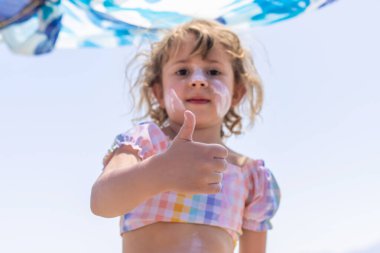 Çocuğun yüzünde güneş kremi var. Seçici odaklanma. çocuk.