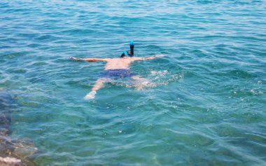 Maskeyle denize dalmak. Seçici odaklanma. çocuk.