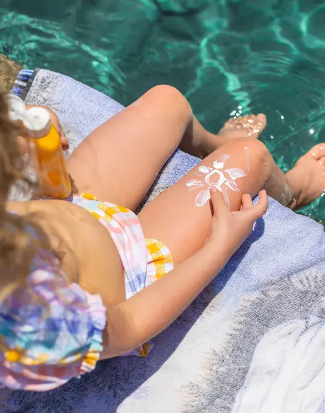 Çocuğun bacaklarında güneş kremi var. Seçici odaklanma. çocuk.