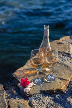 Deniz kıyısında bir şarap. Seçici odaklanma. İç..