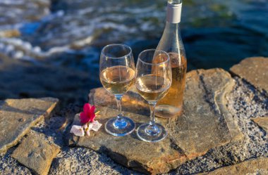 Deniz kıyısında bir şarap. Seçici odaklanma. İç..