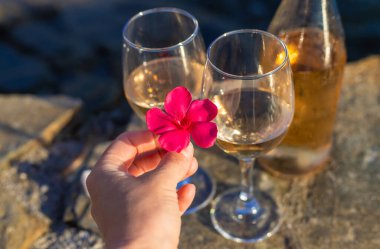 Denize karşı kadının ellerinde şarap. Seçici odaklanma. iç.