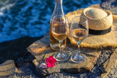 Deniz kıyısında bir şarap. Seçici odaklanma. İç..