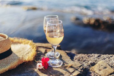 Deniz kıyısında bir şarap. Seçici odaklanma. İç..