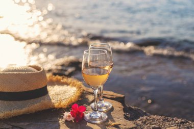 Deniz kıyısında bir şarap. Seçici odaklanma. İç..