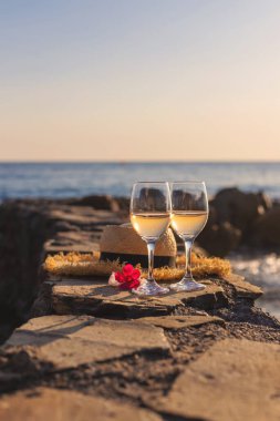 Deniz kıyısında bir şarap. Seçici odaklanma. İç..