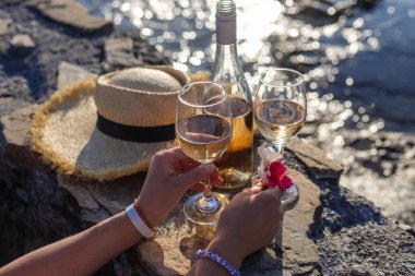 Denize karşı kadının ellerinde şarap. Seçici odaklanma. iç.