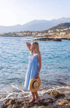 Sahilde arka planda deniz olan bir kadın. Seçici odaklanma. seyahat.