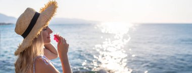 Sahilde arka planda deniz olan bir kadın. Seçici odaklanma. seyahat.