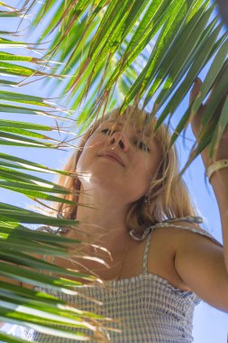 Sahilde arka planda deniz olan bir kadın. Seçici odaklanma. seyahat.