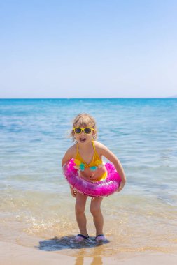 Denizde yüzüklü bir çocuk. Seçici odaklanma. çocuk.