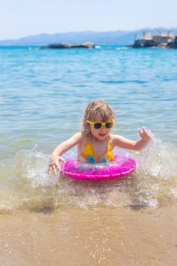 Denizde yüzüklü bir çocuk. Seçici odaklanma. çocuk.