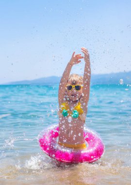 Denizde yüzüklü bir çocuk. Seçici odaklanma. çocuk.