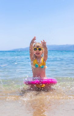 Denizde yüzüklü bir çocuk. Seçici odaklanma. çocuk.