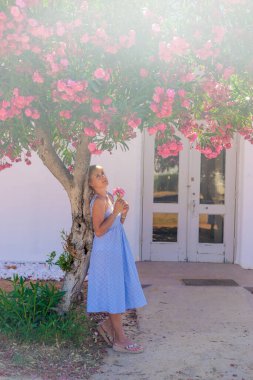 Yunanistan 'da çiçekli bir kadın. Seçici odaklanma. seyahat.