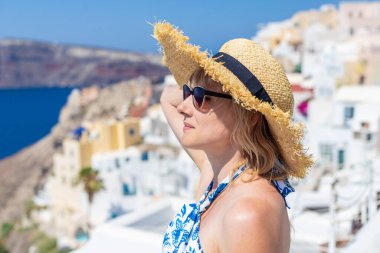 Yunanistan 'da güzel bir kadın, Santorini. Seçici odaklanma. seyahat.