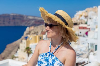 Yunanistan 'da güzel bir kadın, Santorini. Seçici odaklanma. seyahat.