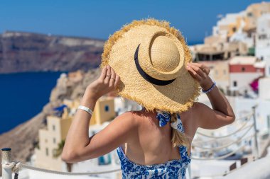 Yunanistan 'da güzel bir kadın, Santorini. Seçici odaklanma. seyahat.