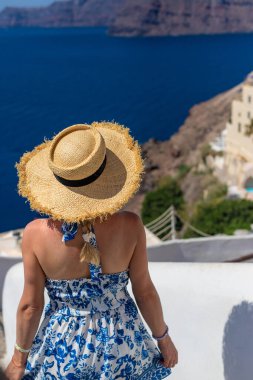 Yunanistan 'da güzel bir kadın, Santorini. Seçici odaklanma. seyahat.