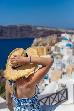 Yunanistan 'da güzel bir kadın, Santorini. Seçici odaklanma. seyahat.
