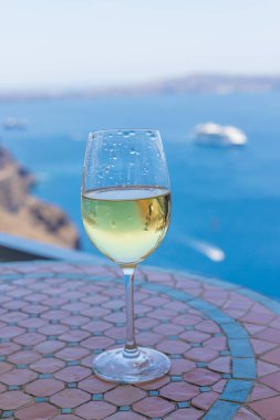 Deniz kıyısında bir şarap. Seçici odaklanma. İç..