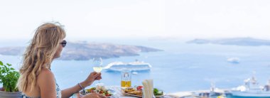 Yunanistan 'da bir restoranda Yunan salatası ve şarap. Seçici odaklanma. Kadın.