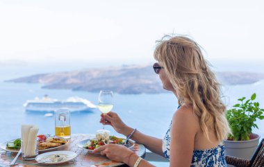Yunanistan 'da bir restoranda Yunan salatası ve şarap. Seçici odaklanma. Kadın.