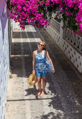 Yunanistan 'da sokakta güzel bir kadın. Seçici odaklanma. seyahat